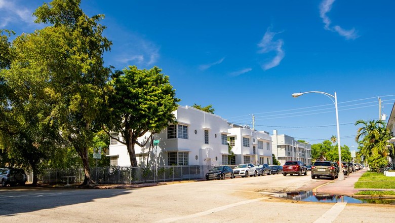 rumah-rumah di South Beach biasanya disewakan lewat Airbnb.