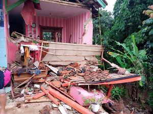 Longsor di Sarimukti KBB Bikin 3 Rumah Rusak, 1 Orang Luka