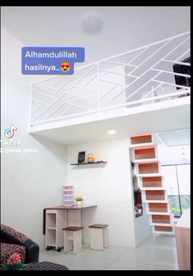 Desain orisinal rumah hanya satu lantai. Namun, pemilik memutusukan untuk memanfaatkan plafon yang tinggi dengan membuat area mezzanine. (Foto: Instagram/@fziah.ratna)