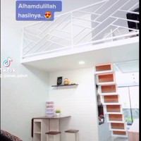 Desain orisinal rumah hanya satu lantai. Namun, pemilik memutusukan untuk memanfaatkan plafon yang tinggi dengan membuat area mezzanine. (Foto: Instagram/@fziah.ratna)
