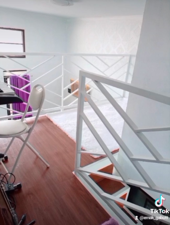 Area mezzanine dijadikan tempat bersantai. Pemilik juga bisa bermain keyboard di sini. Foto: Instagram/@fziah.ratna