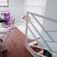 Area mezzanine dijadikan tempat bersantai. Pemilik juga bisa bermain keyboard di sini. Foto: Instagram/@fziah.ratna