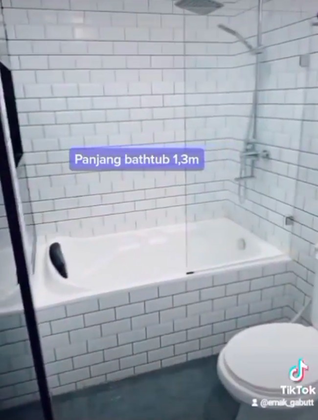 Renovasi juga mencakup kamar mandi. Selain tambahan dinding keramik putih, perubahan mencolok lainnya adalah kehadiran bathtub sepanjang 1,3 meter. (Foto: Instagram/@fziah.ratna)