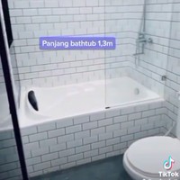 Renovasi juga mencakup kamar mandi. Selain tambahan dinding keramik putih, perubahan mencolok lainnya adalah kehadiran bathtub sepanjang 1,3 meter. (Foto: Instagram/@fziah.ratna)