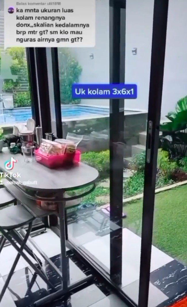 Inilah penampakan kolam renang di halaman belakang. Dengan dimensi 3 x 6 x 1 meter, kolam renang tersebut dibuat meninggi seperti bak besar. (Foto: Instagram/@fziah.ratna)