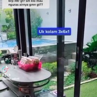Inilah penampakan kolam renang di halaman belakang. Dengan dimensi 3 x 6 x 1 meter, kolam renang tersebut dibuat meninggi seperti bak besar. (Foto: Instagram/@fziah.ratna)