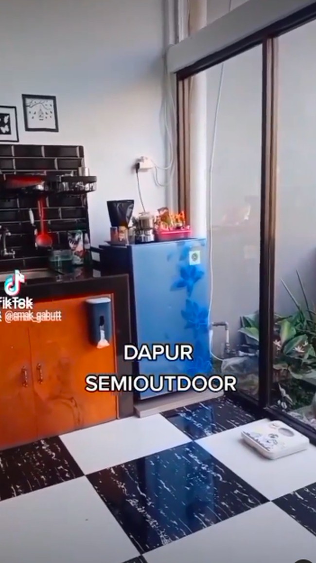 Dapurnya pun terbilang unik, memadukan konsep indoor dan outdoor. (Foto: Instagram/@fziah.ratna)