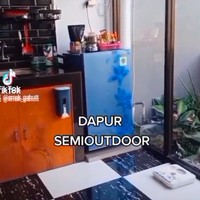 Dapurnya pun terbilang unik, memadukan konsep indoor dan outdoor. (Foto: Instagram/@fziah.ratna)