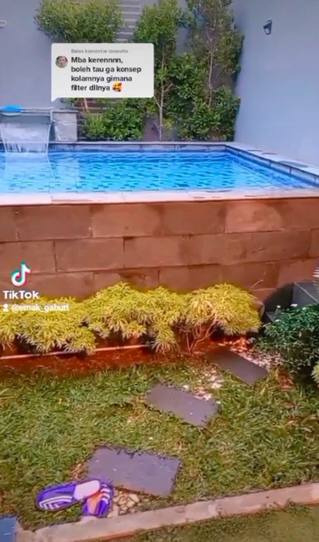 Masih terdapat area sisa yang dimanfaatkan sebagai taman. Rumah pun terasa lebih asri. (Foto: Instagram/@fziah.ratna)