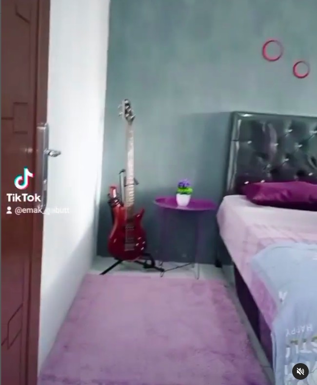 Kamar utama hadir dengan kombinasi warna abu-abu dan ungu yang kental. Ruangan yang mungil pun terasa tak monoton. (Foto: Instagram/@fziah.ratna)