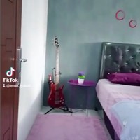 Kamar utama hadir dengan kombinasi warna abu-abu dan ungu yang kental. Ruangan yang mungil pun terasa tak monoton. (Foto: Instagram/@fziah.ratna)