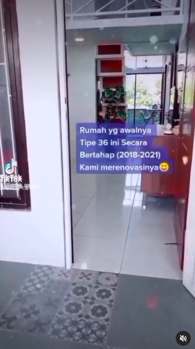 Sang pemilik rumah, Fziah Ratna, mengungkapkan rumah tersebut awalnya tidak memiliki kolam renang. Secara bertahap, rumah tersebut melalui pemugaran selama tiga tahun dari 2018. (Foto: Instagram/@fziah.ratna)
