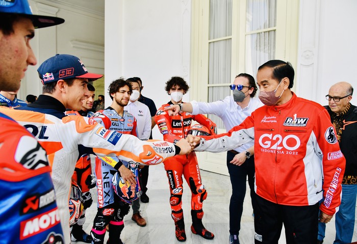 Presiden Joko Widodo (Jokowi) beraudiensi dengan pebalap MotoGP di Istana Merdeka, Jakarta Pusat. Kepada Marc Marquez dan kawan-kawan, Jokowi memperkenalkan motor RI 1.