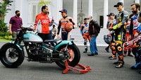 Seusai sesi foto tersebut, Presiden Jokowi memperlihatkan motor RI 1 Kawasaki W175 di halaman Istana. Kepada Marc Marquez, Jokowi kemudian menjelaskan mengenai Motor RI 1 ini.  