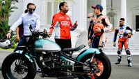 Tidak terlalu jelas apa yang dibicarakan Jokowi dan Marquez cs. Namun Jokowi terlihat memberikan isyarat jari telunjuk yang menunjukkan angka 1.  