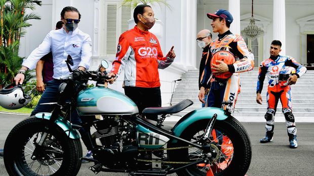 Presiden Joko Widodo (Jokowi) beraudiensi dengan pebalap MotoGP di Istana Merdeka, Jakarta Pusat. Kepada Marc Marquez dan kawan-kawan, Jokowi memperkenalkan motor RI 1.