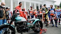 Jokowi kemudian menaiki motor RI 1 itu di hadapan Marquez dan kawan-kawan. 