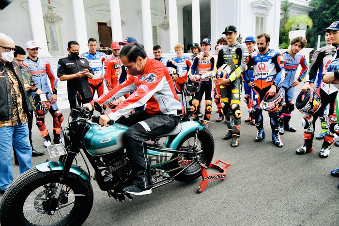 Presiden Joko Widodo (Jokowi) beraudiensi dengan pebalap MotoGP di Istana Merdeka, Jakarta Pusat. Kepada Marc Marquez dan kawan-kawan, Jokowi memperkenalkan motor RI 1.