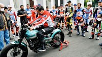 Jokowi sempat menggeber motornya Acara dilanjutkan dengan sesi foto bersama. 