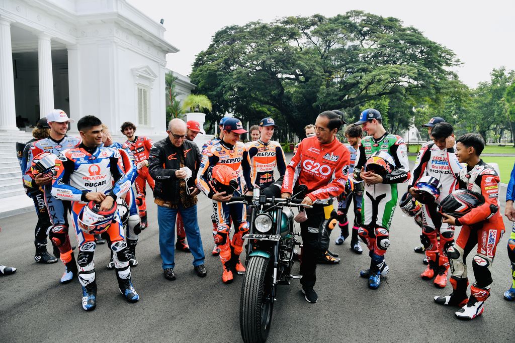 Presiden Joko Widodo (Jokowi) beraudiensi dengan pebalap MotoGP di Istana Merdeka, Jakarta Pusat. Kepada Marc Marquez dan kawan-kawan, Jokowi memperkenalkan motor RI 1.