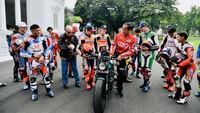 Setelah mengunjungi Istana Negara, para pebalap MotoGP itu memulai parade di kawasan Monas hingga Bundaran HI.