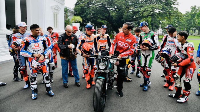 Saat Jokowi Pamer Motor RI 1 ke Marquez cs di Istana Presiden Joko Widodo (Jokowi) beraudiensi dengan pebalap MotoGP di Istana Merdeka, Jakarta Pusat. Kepada Marc Marquez dan kawan-kawan, Jokowi memperkenalkan motor RI 1.