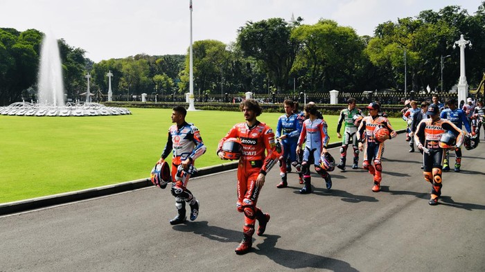 Presiden Joko Widodo (Jokowi) beraudiensi dengan pebalap MotoGP di Istana Merdeka, Jakarta Pusat. Kepada Marc Marquez dan kawan-kawan, Jokowi memperkenalkan motor RI 1.