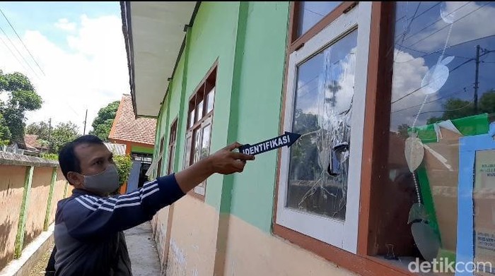 SD di banyuwangi dilempari batu hingga sejumlah kaca jendelanya pecah