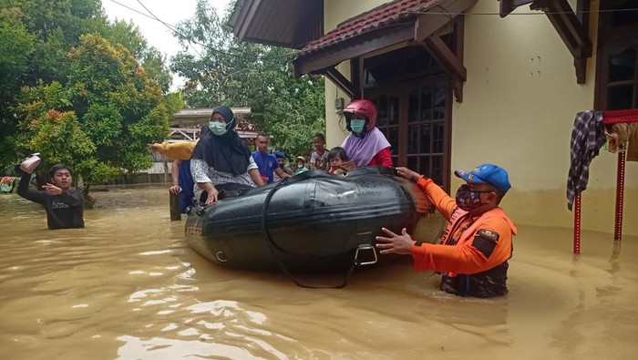 Sejumlah warga diungsikan atas banjir yang terjadi di Balikpapan.
