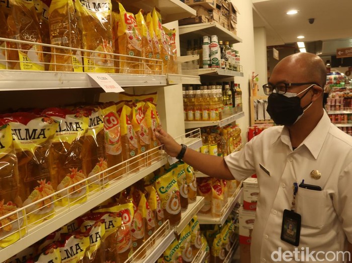 Sidak Dinas Perdagangan dan Perindustrian Kota Bandung ke supermarket.