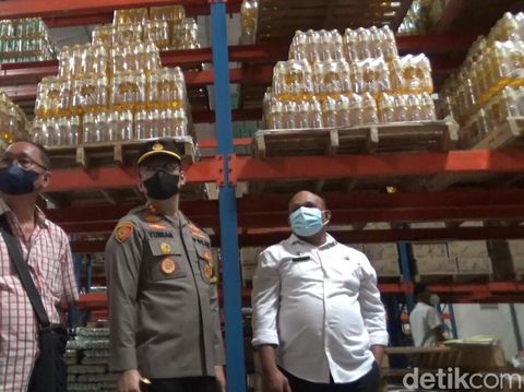 Ribuan liter minyak goreng ditemukn di gudang saat sidak yang digelar di Kendal, Rabu (16/3/2022).