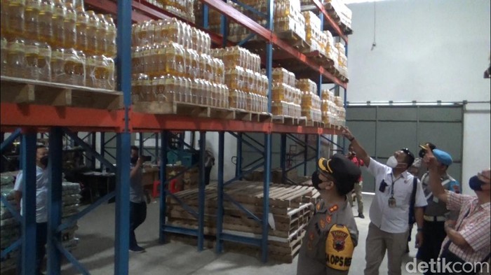 Ribuan liter minyak goreng ditemukn di gudang saat sidak yang digelar di Kendal, Rabu (16/3/2022).
