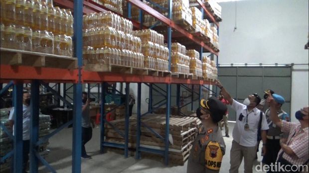 Ribuan liter minyak goreng ditemukn di gudang saat sidak yang digelar di Kendal, Rabu (16/3/2022).