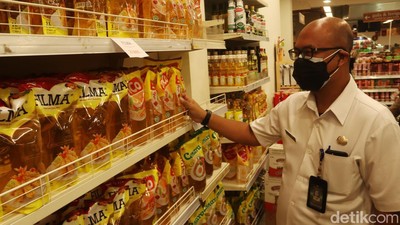 Stok Minyak Goreng di Bandung Berlimpah Saat Harga Naik