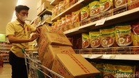Rak-rak minyak goreng di toko ritel langsung dipenuhi minyak goreng kemasan beragam ukuran dari satu liter hingga dua liter.