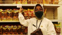 Kepala Dinas Perdagangan dan Perindustrian (Disdagin) Kota Bandung Elly Wasliah melakukan sidak harga minyak goreng di toko ritel yang ada di Kota Bandung.