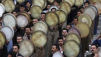 Peserta menabuh alat perkusi dalam perayaan Tahun Baru Nowruz, di Teheran, Iran, Senin (14/3/2022). Perayaan tahun Baru Nowruz yang menjadi warisan budaya tak benda oleh Unesco merupakan sistem kalender jauh sebelum penggunaan kalender Gregorian .