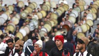 Suku Kurdi yang tinggal di bagian timur Iran menunjukan kekayaan budayanya dalam perayaan Tahun Baru Persia tersebut.