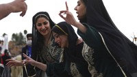 Kaum perempuan dari Suku Kurdi ikut merayakan Tahun Baru Persia. Saat itu, sebelum wilayah dipagari berdasarkan peta negara, tradisi Persia dikenal hingga Asia Tengah, Turki, Afghanistan hingga sebagian Pakistan.