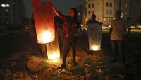 Orang-orang menyalakan lentera harapan saat merayakan Chaharshanbe Souri sebelum memasuki Tahun Baru Nowruz di di Teheran, Iran, Selasa (15/3/2022). Perayaan tahun baru Persia tersebut sudah dilakukan sejak 1700 sebelum Masehi.
