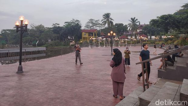 Taman-taman di Kabupaten Bogor kembali dibuka per hari ini. Kebijakan ini dikeluarkan usai Kabupaten Bogor menerapkan PPKM level 2. (Rizky AM/detikcom)