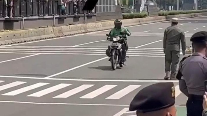 Tangkapan layar video viral driver ojol di rute parade pebalap MotoGP.