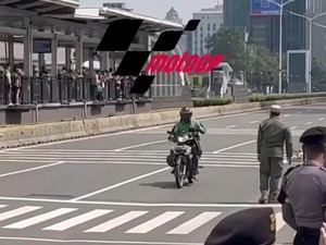Misi Paket! Ada Ojol Bawa Paket di Parade MotoGP, Kamu Tahu Siapa Dia?