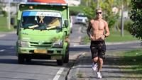 Demi menjaga kondisi fisik, Fabio Quartararo berlari dengan telanjang dada di sekitar Mandalika (ANTARA FOTO/ANDIKA WAHYU)