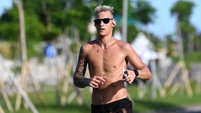 Telanjang Dada, Quartararo Olahraga di Kawasan Mandalika Pembalap Monster Energy Yamaha sekaligus Juara Dunia MotoGP 2021 Fabio Quartararo berolahraga lari di jalanan kawasan Pertamina Mandalika International Street Circuit, Lombok Tengah, NTB, Rabu (16/3/2022). Ajang balapan MotoGP seri kedua 2022 bertajuk Pertamina Grand Prix of Indonesia akan berlangsung pada 18-20 Maret 2022. ANTARA FOTO/Andika Wahyu/wsj.