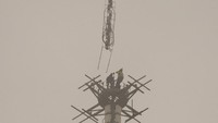 Usai pemasangan menara telekomunikasi milik perusahaan TeleDiffusion de France (TDF) itu, tinggi Menara Eiffel menjadi 330 meter.