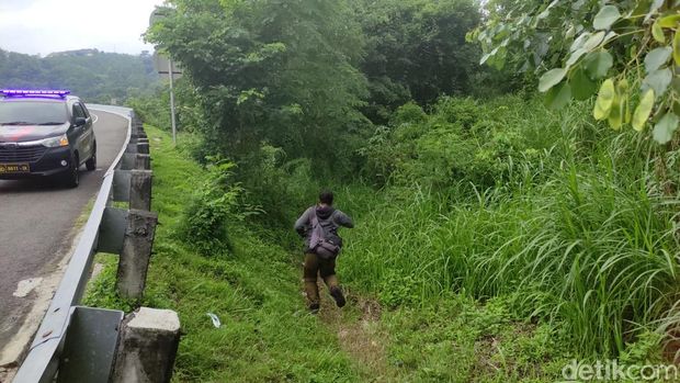 TKP Tol Semarang-Bawen KM 425 tempat penemuan mayat wanita terikat sarung dan tulang belulang bocah