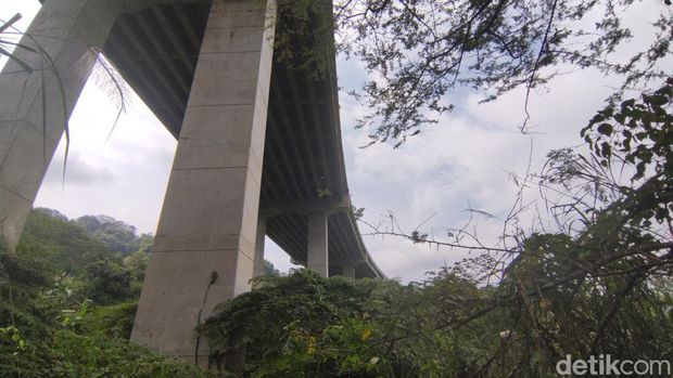 TKP Tol Semarang-Bawen KM 425 tempat penemuan mayat wanita terikat sarung dan tulang belulang bocah