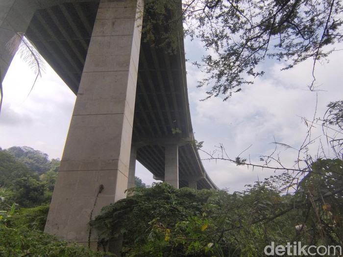 TKP Tol Semarang-Bawen KM 425 tempat penemuan mayat wanita terikat sarung dan tulang belulang bocah