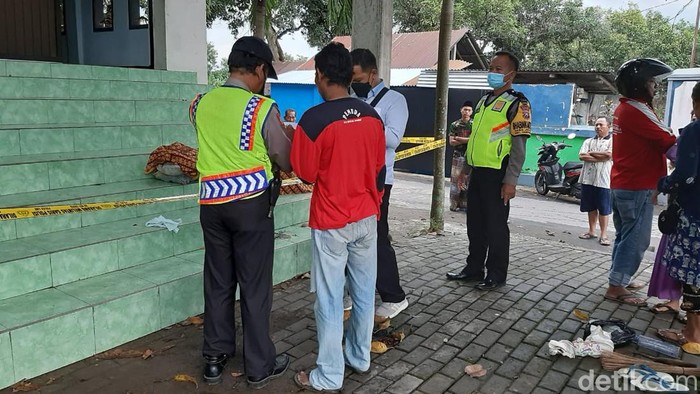 TPU di Kediri tempat seorang kakek ditemukan meninggal setelah terbentur batu nisan di makam istrinya